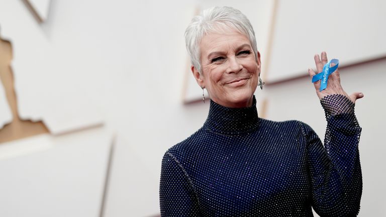 Jamie Lee Curtis wears a blue ribbon in support of refugees of Ukraine. Pic: AP