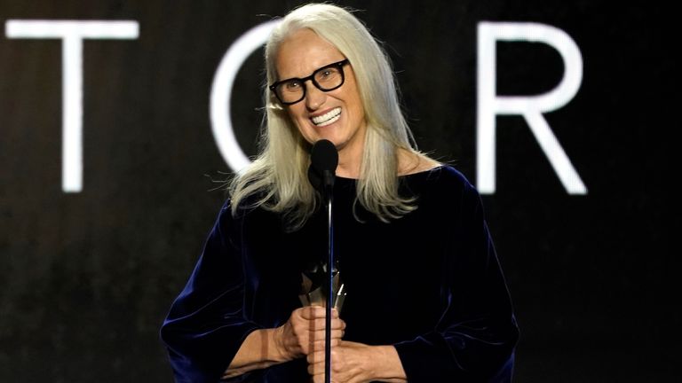 Sekmadienį, 2022 m. kovo 13 d., Los Andželo viešbutyje „Fairmont Century Plaza“ Jane Campion atsiėmė apdovanojimą už geriausią režisūrą už „Šuns galia“.  (AP nuotrauka / Chris Pizzello)