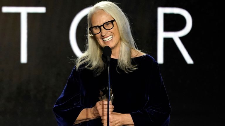 Jane Campion recibió el premio a la Mejor Directora por El poder del perro en la 27.ª entrega anual de los Critics' Choice Awards el domingo 13 de marzo de 2022 en el Fairmont Century Plaza Hotel de Los Ángeles.  (Foto AP/Chris Pissello)