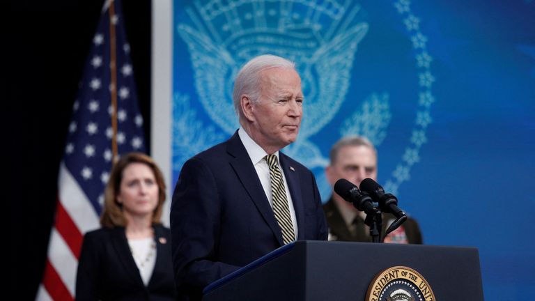 Le président américain Joe Biden parle de l'aide que le gouvernement américain fournit à l'Ukraine dans le cadre de l'invasion russe du pays voisin, dans l'auditorium de la cour sud de l'immeuble de bureaux Eisenhower à la Maison Blanche à Washington, États-Unis, le 16 mars 2022. REUTERS/Tom Brenner