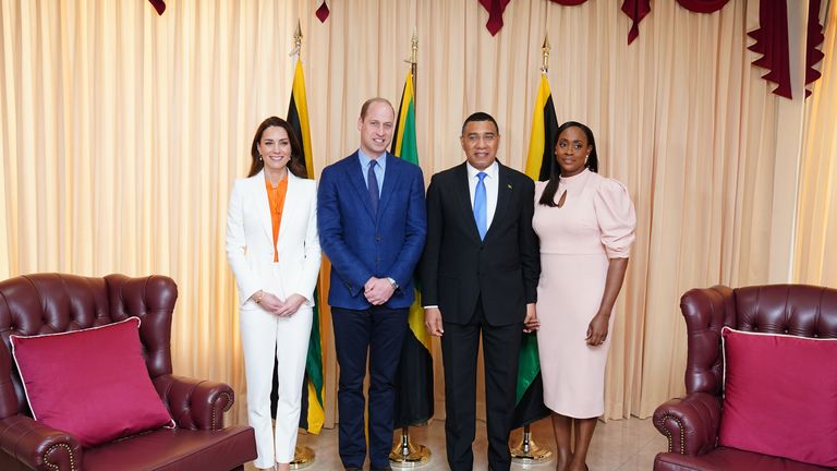 Le duc et la duchesse de Cambridge avec le Premier ministre jamaïcain Andrew Holness et son épouse Juliet, lors d'une réunion à son bureau de Kingston, en Jamaïque, le cinquième jour de leur tournée dans les Caraïbes au nom de la reine pour marquer son jubilé de platine.  Date de la photo : mercredi 23 mars 2022.