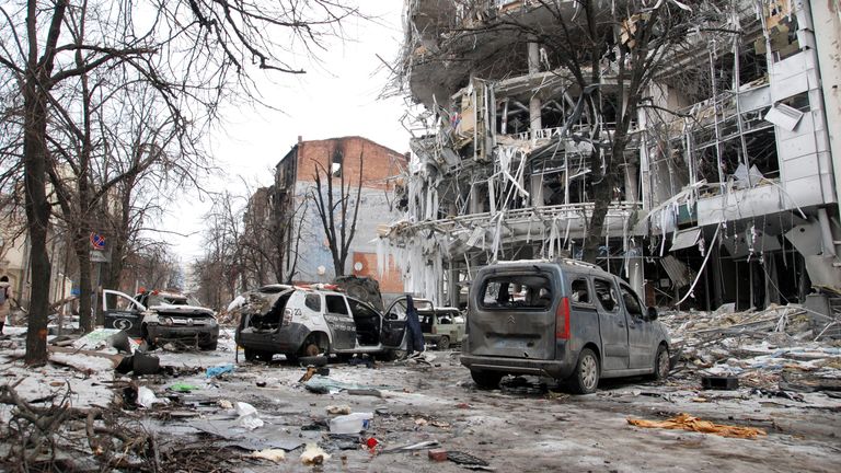 Des voitures et des bâtiments endommagés sont vus, au milieu de l'invasion russe de l'Ukraine, à Kharkiv, Ukraine le 14 mars 2022. REUTERS/Oleksandr Lapshyn
