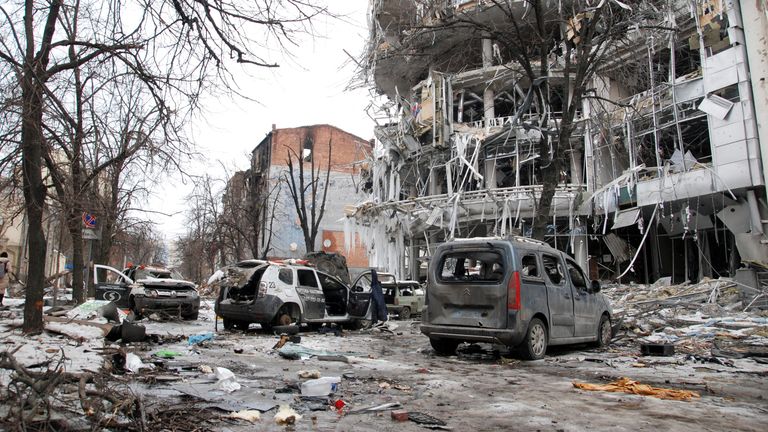 Damaged cars and buildings are seen, amid Russia&#39;s invasion of Ukraine, in Kharkiv, Ukraine March 14, 2022. REUTERS/Oleksandr Lapshyn
