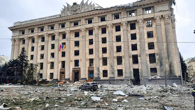 Nesta foto divulgada pelo Serviço de Emergência Ucraniano, uma visão dos danos após o bombardeio do prédio da Prefeitura em Kharkiv, Rússia,
