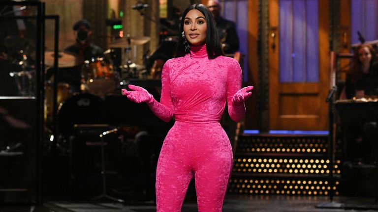 Kim Kardashian menjadi pembawa acara siaran langsung pada Saturday Night 2021.  Gambar: Sky UK / NBC