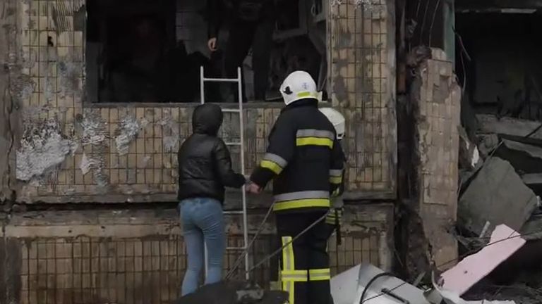 Un immeuble résidentiel à Kiev est en ruine après une attaque russe
