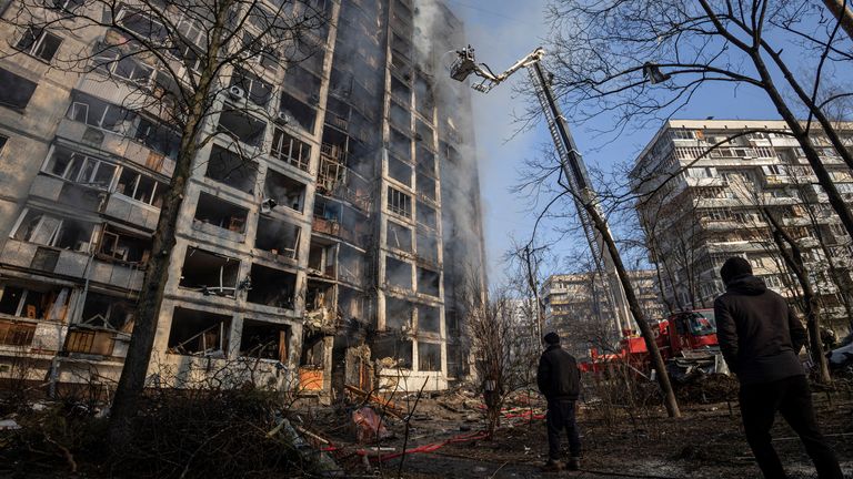 Les pompiers travaillent pour éteindre un incendie dans un immeuble résidentiel après qu'il a été touché par des bombardements alors que l'invasion russe de l'Ukraine se poursuit, à Kiev, Ukraine, le 15 mars 2022. REUTERS/Marko Djurica
