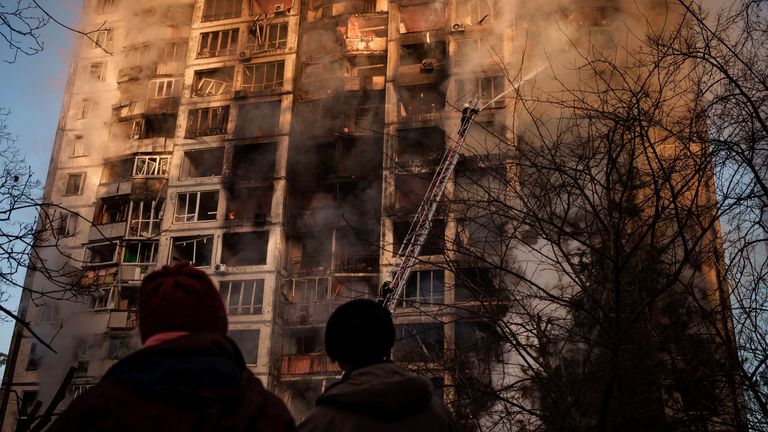 Des pompiers ukrainiens travaillent dans un immeuble à la suite d'un attentat à la bombe à Kiev.  Photo : AP