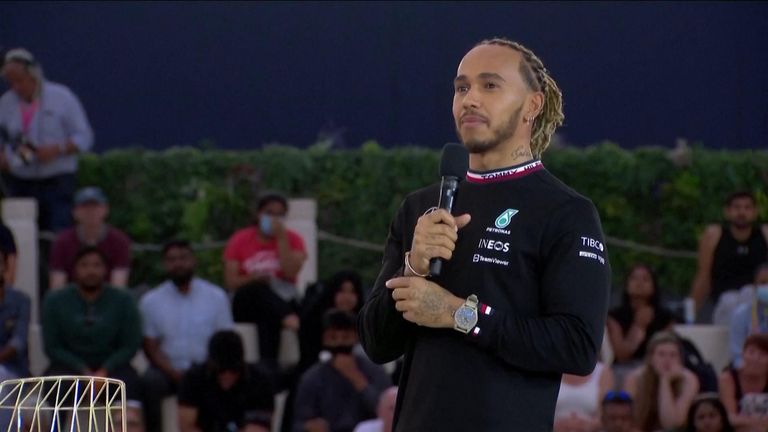 El campeón mundial de Fórmula Uno, Lewis Hamilton, dijo el lunes que planeaba agregar el apellido de soltera de su madre, Larbalestier, al suyo.