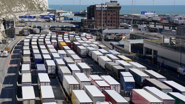 Les camions attendent de s'enregistrer au port de Douvres dans le Kent alors que les services de ferry P&O ont suspendu les traversées avant un "annonce majeure" mais a insisté c'est "pas en liquidation".  Date de la photo : jeudi 17 mars 2022.
