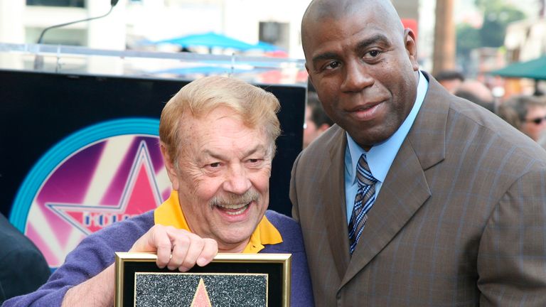 L'ancien propriétaire des Lakers de Los Angeles, le Dr Jerry Buss et Earvin Magic Johnson lors de la cérémonie pour l'étoile du Dr Buss sur le Hollywood Walk of Fame en 2006. Photo : Kevin Reece via AP