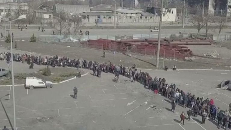 Drone captures long queue for humanitarian aid in Mariupol