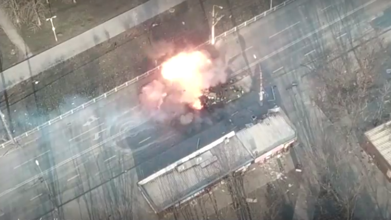 Un char russe sous le feu à Marioupol