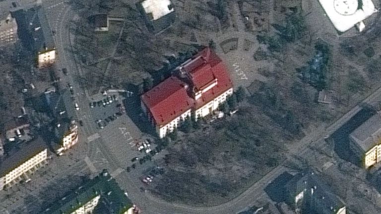 Bir uydu görüntüsü, tiyatroyu saldırıdan önce gösteriyor - 'çocuklar' kelimesiyle.  Binanın her iki ucunda dev harflerle Rusça yazılmıştır.  (resim Maxar)
