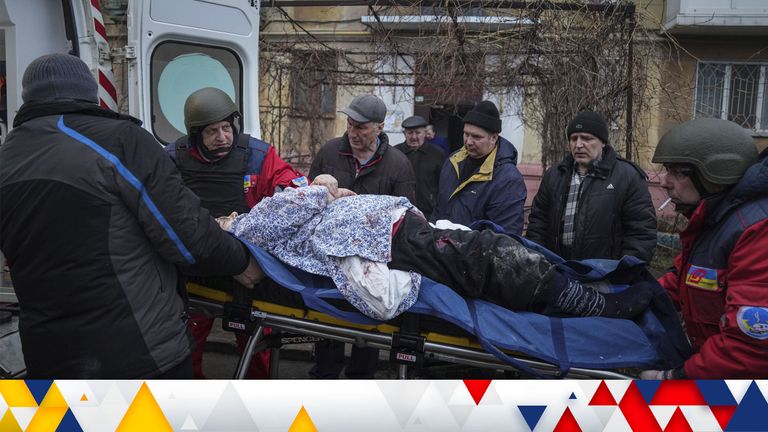Пострадавший в результате обстрела мирный житель доставлен в больницу в Мариуполе, Украина.  Изображение: А.П.