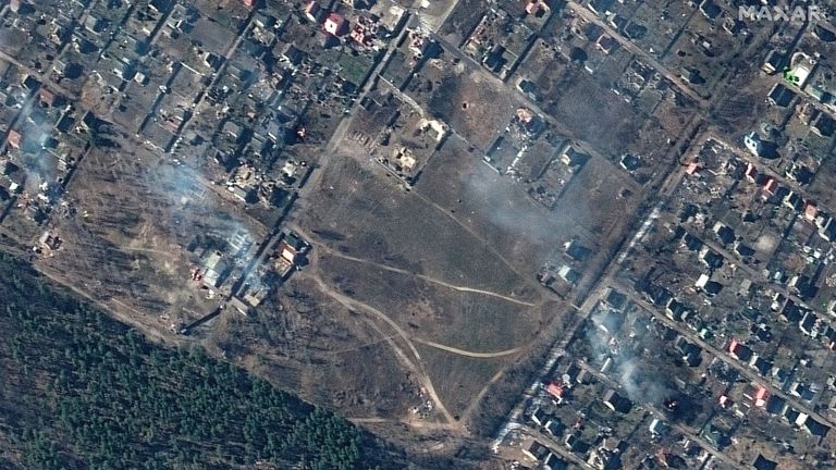 L'image montre des maisons détruites, des cratères d'impact et des incendies dans la ville de Moschun.  Photo : Maxar