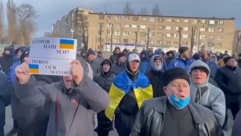 Melitopol protesters protest the alleged kidnapping of the city&#39;s mayor