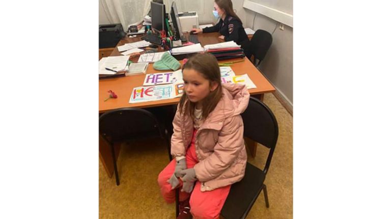 Un groupe d'enfants a été arrêté avec leurs mères après avoir déposé des fleurs à l'ambassade d'Ukraine à Moscou et avoir affiché des affiches anti-guerre.  Photo : Alexandra Arkhipova