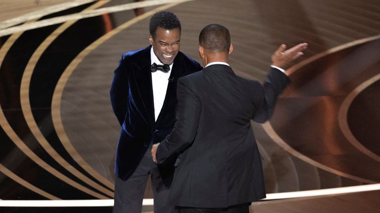 Will Smith (derecha) golpea a Chris Rock mientras habla en el escenario de rock en la 94ª edición de los Premios de la Academia el 27 de marzo de 2022 en Los Ángeles, California, EE. UU.  Foto tomada el 27 de marzo de 2022.  REUTERS / Brian Snyder Mejor Calidad