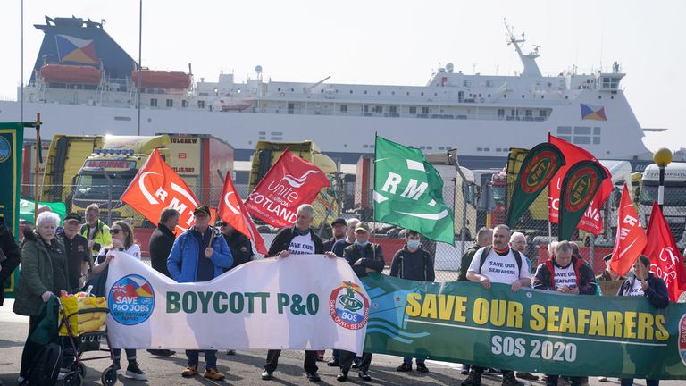 Les gens participent à une manifestation contre le licenciement des travailleurs de P&O organisée par le syndicat Rail, Maritime and Transport (RMT) au terminal de ferry P&O de Cairnryan, Dumfries et Galloway, après que le géant du ferry a remis à 800 marins des avis de licenciement immédiat la semaine dernière.  Date de la photo : mercredi 23 mars 2022.