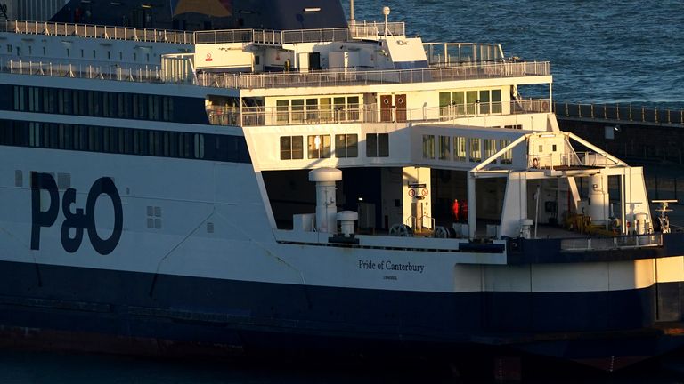 Un travailleur à l'intérieur du P&O Pride of Canterbury au port de Douvres alors que P&O Ferries a suspendu les traversées et remis à 800 marins des avis de licenciement immédiats, disant : "Notre survie dépend de changements rapides et significatifs." Date de la photo : jeudi 17 mars 2022.