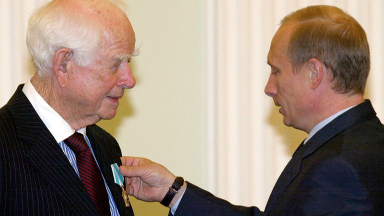 Russian President Vladimir Putin (R) hands over an Order of Friendship to PepsiCo founder Donald M. Kendall in the Moscow&#39;s Kremlin, June 21, 2004