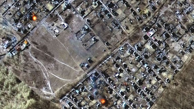 L'image montre des maisons détruites, des cratères d'impact et des incendies dans la ville de Moschun Pic: Maxar