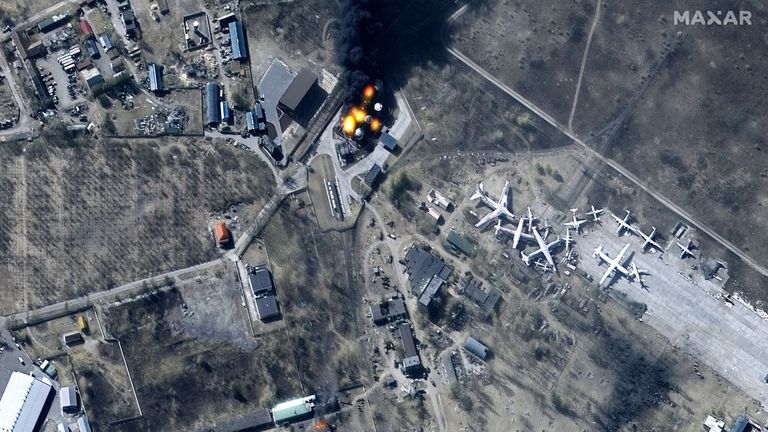 Une image satellite montre des dommages aux bâtiments et aux réservoirs de stockage de carburant en feu à l'aéroport d'Antonov