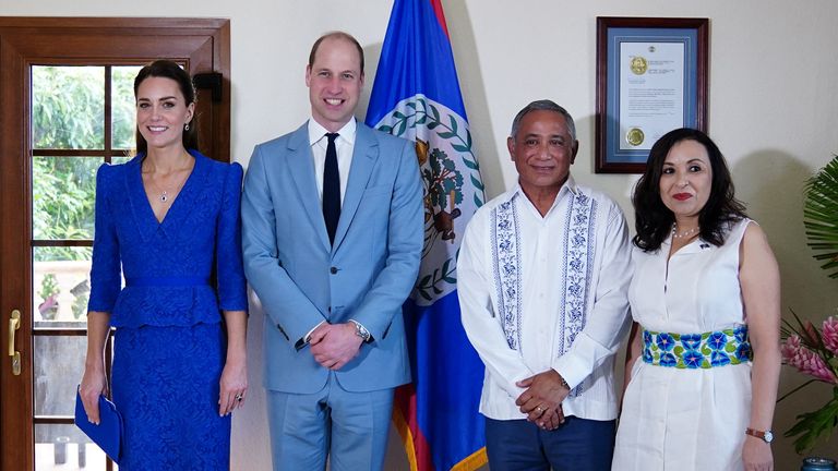 El príncipe Guillermo y Catalina, duquesa de Cambridge, se reúnen con el primer ministro de Belice, Johnny Briceño, y su esposa, Rossana, cuando comienzan su gira por el Caribe en nombre de la reina para conmemorar su jubileo de platino, en el edificio Laing, en la ciudad de Belice, Belice.