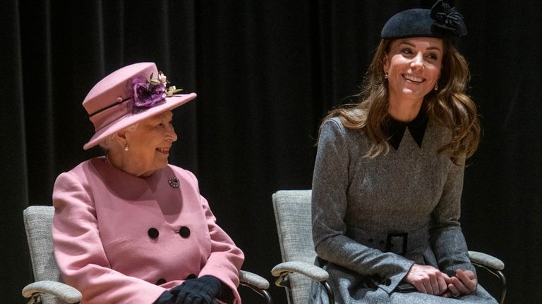 الملكة إليزابيث الثانية ودوقة كامبريدج خلال زيارتهما إلى كينجز كوليدج لندن في عام 2019