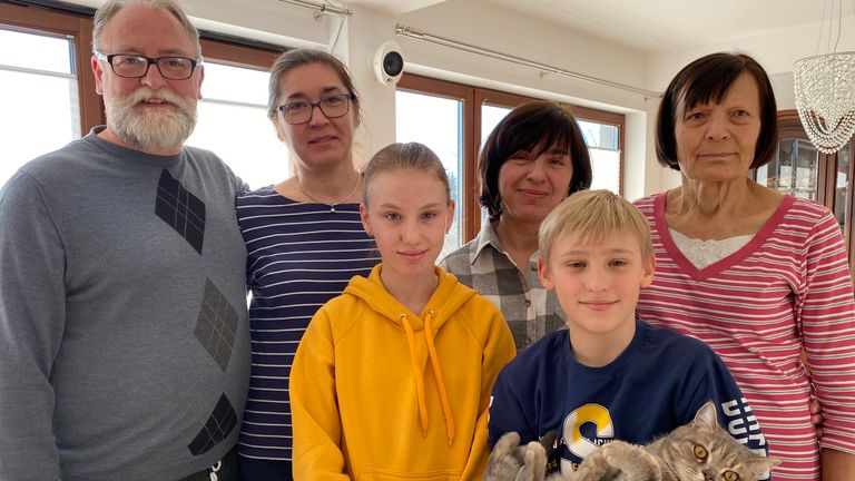 Victor, który pochodzi z Merseyside, i Edita Johnson mieszkają w Polsce i przyjęli rodzinę ukraińskich uchodźców