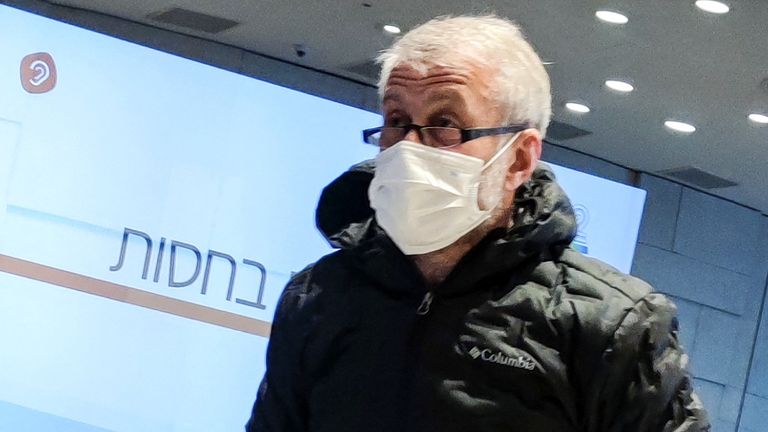 L'oligarca russo sanzionato Roman Abramovich si trova nella sala VIP prima che un aereo collegato a lui decolli per Istanbul dall'aeroporto internazionale Ben Gurion di Lod, vicino a Tel Aviv, Israele, il 14 marzo 2022. REUTERS/Stringer