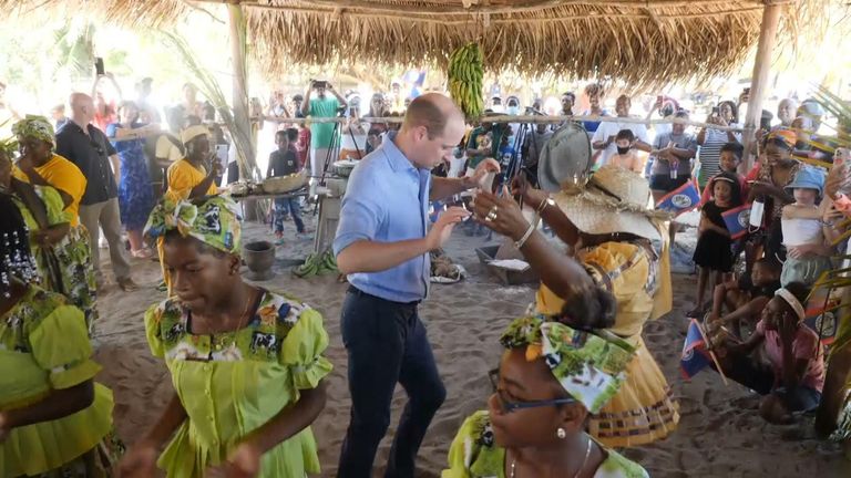 Le duc et la duchesse de Cambridge dansent lors de leur tournée au Belize.