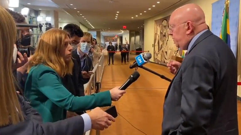 "Le théâtre n'a pas été bombardé par la Russie"  - L'ambassadeur de Russie à l'ONU double sa mise lorsqu'il est mis au défi par Sky News.