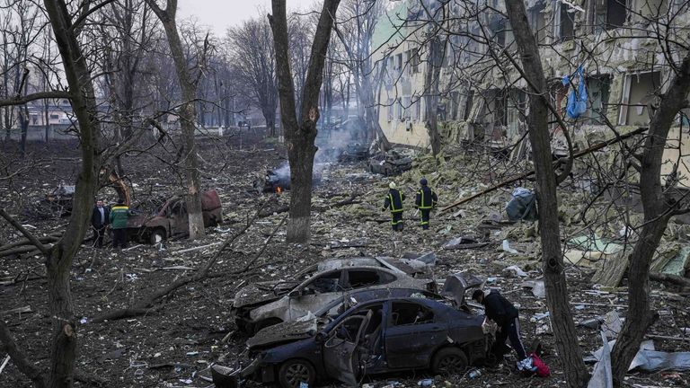 Ukraynalı acil servis çalışanları, 9 Mart 2022 Çarşamba, Ukrayna'nın Mariupol kentindeki bir doğum hastanesinin bombardımanı sonucu hasar görenler tarafında çalışıyor. Ukraynalı yetkililer, kuşatma altındaki liman kenti Mariupol'da bir doğum hastanesine Rus saldırısının ağır hasar verdiğini söyledi.  (AP Fotoğrafı/Evgeniy Maloletka) PIC:AP