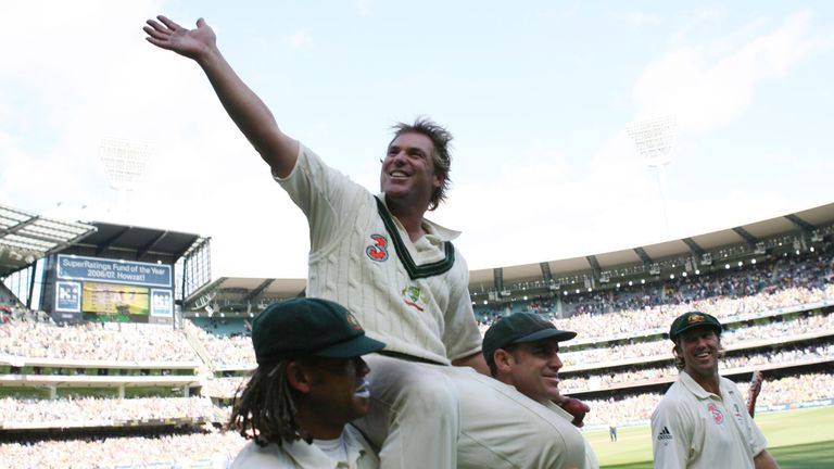 Шейн Уоррен уходит с поля на Мельбурн Крикет Граунд своими товарищами по команде после победы в Четвертом испытании против Англии в 2006 году.