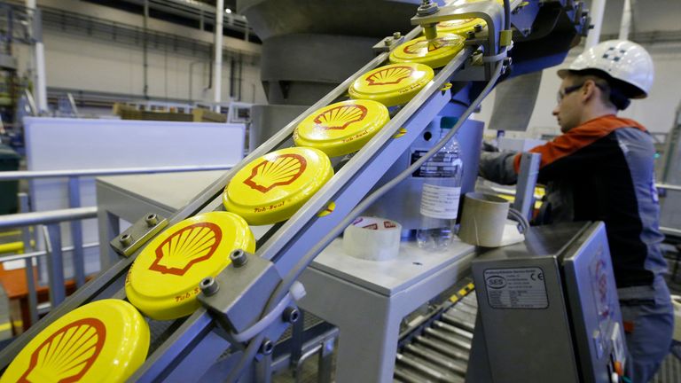 An employee controls the sorting of Shell branded Tri-Sure tab-seal barrel caps ahead of fitting to oil drums at Royal Dutch Shell Plc&#39;s lubricants blending plant in the town of Torzhok, north-west of Tver, November 7, 2014. Picture taken November 7, 2014. REUTERS/Sergei Karpukhin (RUSSIA - Tags: BUSINESS INDUSTRIAL)
