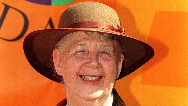  23/4/98 CHILDREN&#39;S AUTHOR SHIRLEY HUGHES AT THE LAUNCH OF "THE CHILDREN&#39;S BOOK OF BOOKS" PUBLISHED IN CELEBRATION OF WORLD BOOK DAY IN LONDON