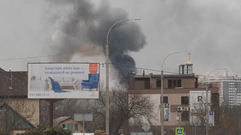 Smugi dymu rozrzucone na niebie nad Irbinem — zaledwie pięć mil od Kijowa
