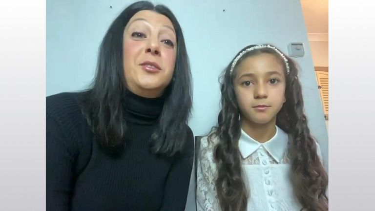 L'influenceuse de 10 ans Naomi Castelo (R) et sa mère Isa (L)