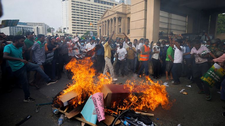 People block the main road in front of the President&#39;s secretariat during a protest organised by main opposition party Samagi Jana Balawegaya against the worsening economic crisis that has brought fuel shortages and spiralling food prices in Colombo, Sri Lanka, March 15, 2022. REUTERS/Dinuka Liyanawatte