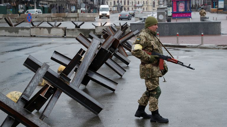 Un membro delle forze di difesa regionali custodisce un checkpoint, mentre l'invasione russa dell'Ucraina continua, in Piazza Indipendenza, nel centro di Kiev, in Ucraina, il 3 marzo 2022. REUTERS/Valentin Ogirenko