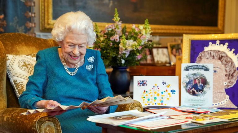 La reine est le premier monarque britannique à atteindre le jalon du jubilé de platine.