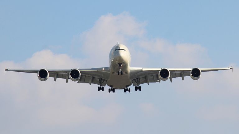 Airbus A380 quelques secondes avant d'atterrir à l'aéroport d'Heathrow depuis Abu Dhabi