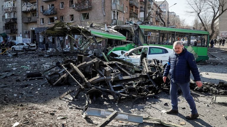 Un homme réagit près d'une maison et de véhicules détruits par des bombardements alors que l'attaque russe contre l'Ukraine se poursuit, à Kiev, Ukraine le 14 mars 2022. REUTERS/Gleb Garanich