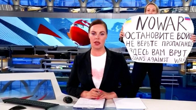 Marina Ovsyannikova, Ukrayna'nın işgalini kınayan bir afişle Kanal 1'deki bir bültende sunucunun arkasına yürüdü.