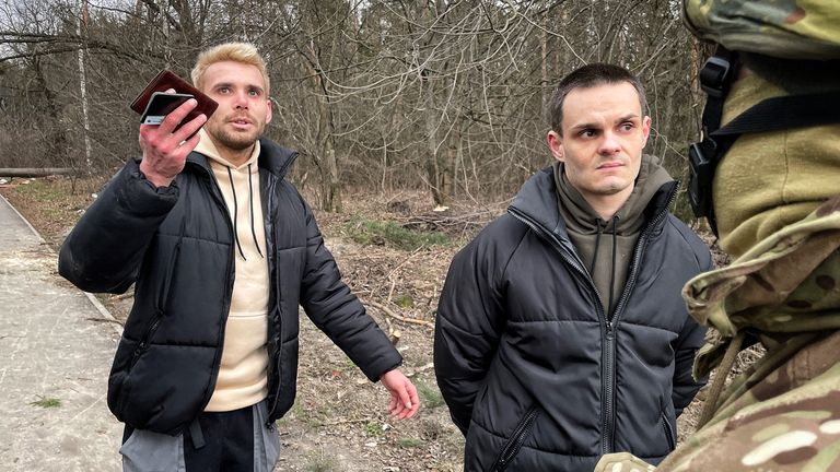Dwóch młodych Ukraińców oskarżonych o bycie rosyjskimi dywersantami - jeden z nich był związany opaskami kablowymi