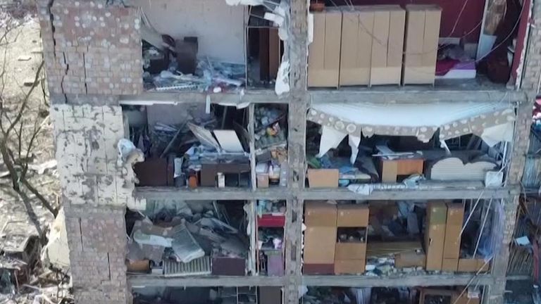 Imágenes de drones muestran daños a edificios en Kiev