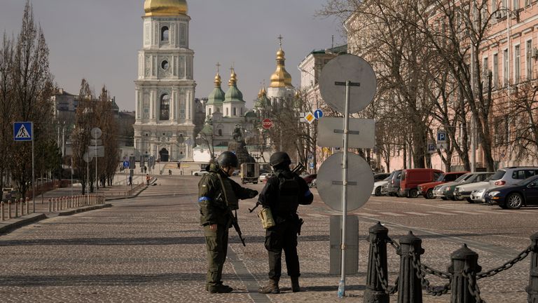 Ukraińscy żołnierze stoją w punkcie kontrolnym w Kijowie na Ukrainie, czwartek, 24 marca 2022 r. Prezydent Ukrainy Wołodymyr Zełenski wezwał ludzi na całym świecie do publicznego zebrania się w czwartek, aby okazać wsparcie dla jego nękanego kraju, gdy przygotowuje się do przemówienia do prezydenta USA Joe Bidena i NATO .  Przywódcy zebrali się w Brukseli z okazji miesięcznej rocznicy rosyjskiej inwazji.  (AP Photo / Vadim Ghirda) Zdjęcie: AP