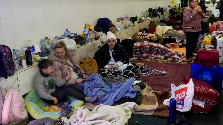 People lie in the Kyiv subway, using it as a bomb shelter 